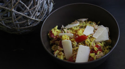 Salade de riz au curcuma, au thon et au parmesan