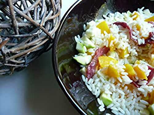 Salade de riz au magret séché, pêche et courgette