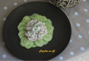 Tartare de saumon au fromage blanc sur son carpaccio de concombres