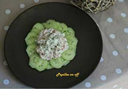 Tartare de saumon au fromage blanc sur son carpaccio de concombres