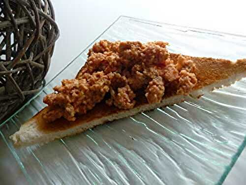 Tartines d’oeufs brouillés à la tomate et à l’origan