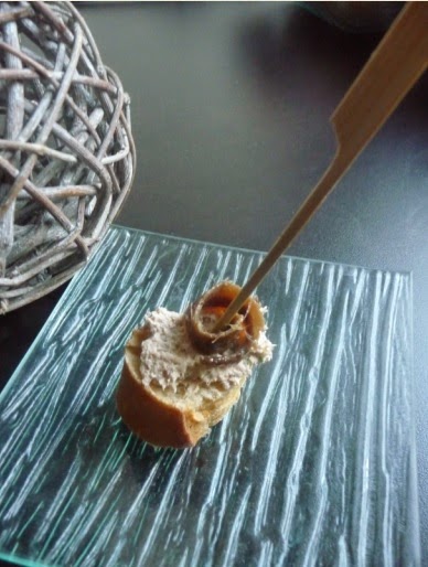 Tartines de thon-mayonnaise-ciboulette surmontées d’un anchois