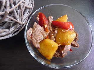 Wok de boeuf à l’ananas, au poivron et au sésame