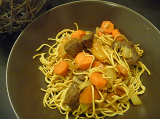 Wok de boeuf, nouilles et légumes à l’aigre douce