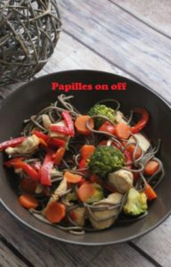 Wok de nouilles soba au poulet et aux légumes – Ig bas