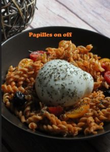 Salade de pâtes au pesto rosso, tomates cerises, olives et burrata