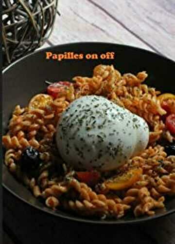 Salade de pâtes au pesto rosso, tomates cerises, olives et burrata