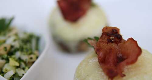 Champignons farcis au chèvre et aux noisettes, brocolis et endives en coleslaw