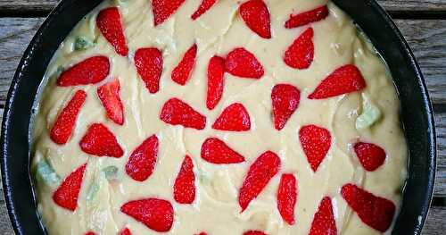 Gâteau au Yaourt Grec, Fraises et Rhubarbe