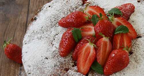 Gâteau Simple aux Fraises Label Rouge et aux Pépites de Chocolat Blanc