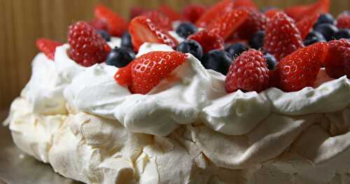 Pavlova aux Fruits Rouges de Nigella