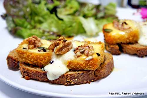 Bruchetta, pain grillé aux pavés de fromage, miel, graines de courge et noix