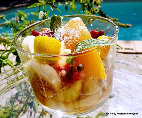 Verrine de fruits rafraîchissante au miel et à la poudre de baobab