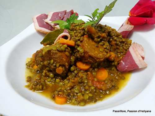 Lentilles à la tomate avec des saucisses de Morteau et du magret de canard fumé