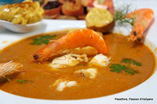 Soupe de daurade avec des filets de daurade et des crevettes roses