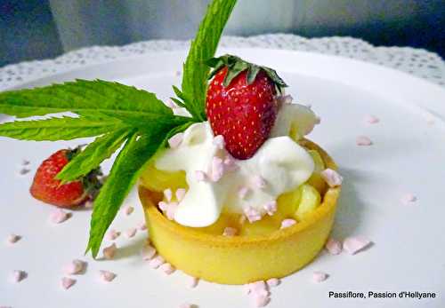 Tartelette (trendy) à la crème citron / lemon curd et crème fouettée - fraises