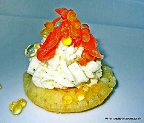 Mini blinis à la mousse mascarpone, saumon et perles de jus de citron - Passiflore, Passion d'Héllyane