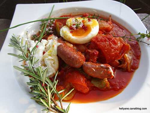 Assiette de légumes de saison en sauce tomate - merguez et oeuf mollet