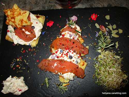 Blinis SAPIN de NOËL recouvert de neige chantilly/fromage et d'une guirlande de carpaccio de saumon