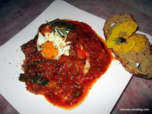 Boulettes de viande en sauce tomate/ poivrons aux épices + oeufs