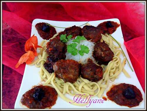 Boulettes de viande, sur un nid de pâtes et de vermicelles