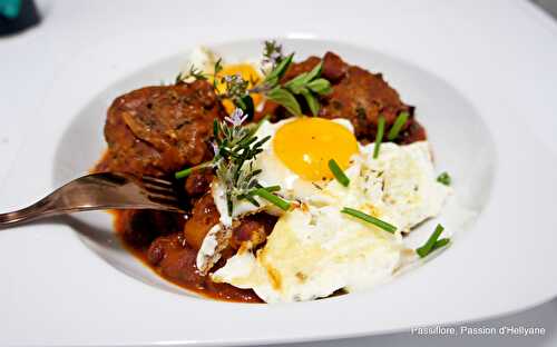 Boulettes en sauce tomate/poivron/ olives, herbes aromatiques avec des oeufs au plat