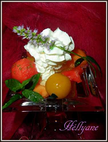 Bouquet, palmier et coupelles de fruits colorés