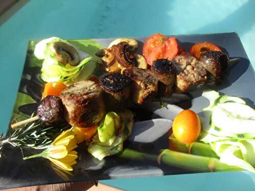 Brochettes "andouillettes/figatelli" avec des légumes - cuisson plancha à gaz