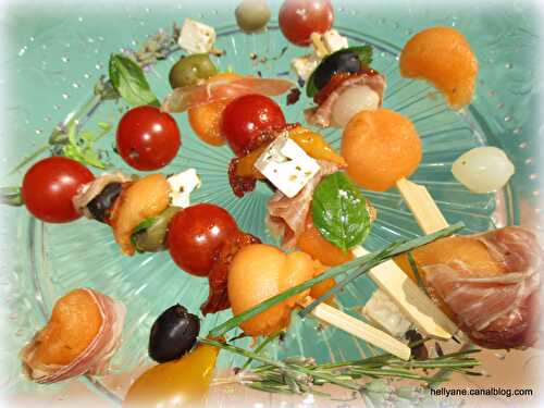 BROCHETTES MELON/JAMBON/FROMAGE/TOMATES SÉCHÉES."#.....