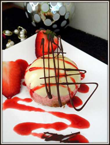 Cheese cake à la mousse de fraises, surmonté d'une coque au chocolat blanc