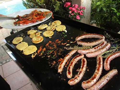 Chipolatas grillées à la plancha à gaz avec des tranches de panisse et des tomates à la persillade