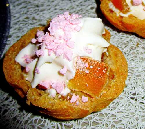 Chou garni de confiture et de sirop de gingembre avec de la crème fouettée