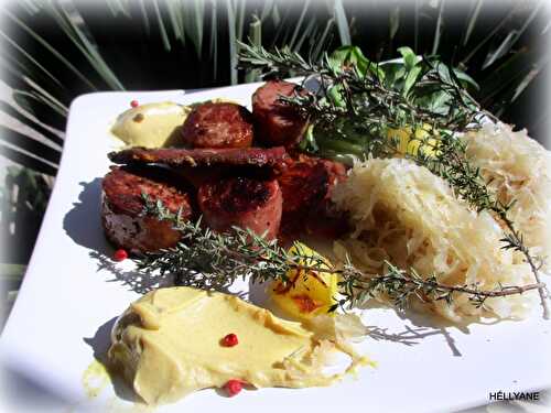 Choucroute avec des saucisses et du jambon grillés à la plancha