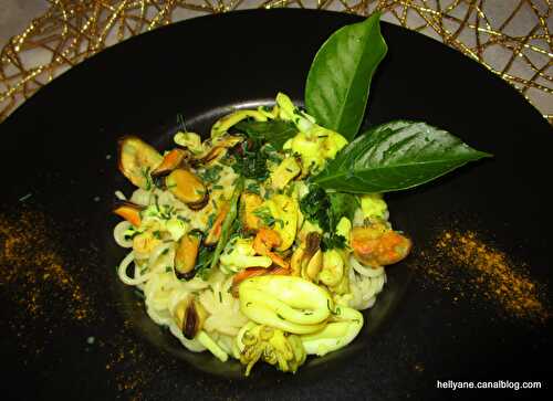 Cocktail de fruits de mer à la crème coco curcuma sur un lit de nouilles
