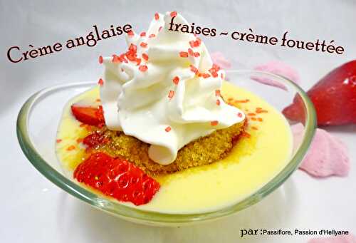 Coupelle de crème anglaise avec des fraises et de la crème fouettée