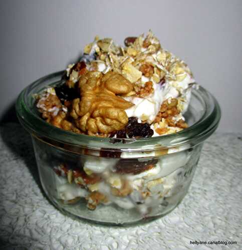 Coupes de fruits au muesli noisettes et au yaourt au lait de chèvre