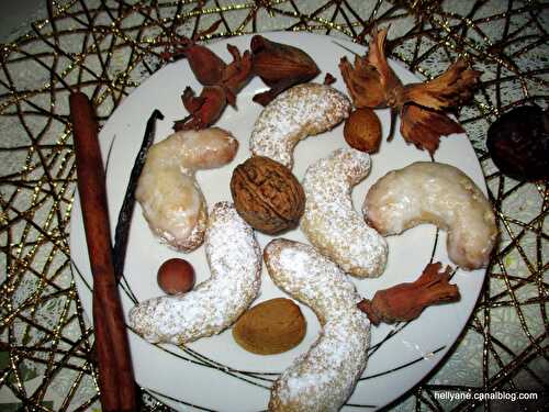 CROISSANTS VANILLÉS AUX NOIX, AMANDES, NOISETTES, ABRICOTS SECS ET CANNELLE