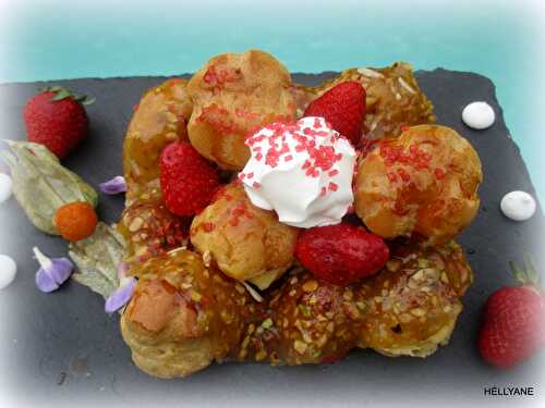 "Croquembouche "Choux fourrés à la crème pâtissière, accompagnés de fraises sur une nougatine