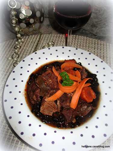 Daube + poitrine de porc en sauce, accompagnées de haricots noirs