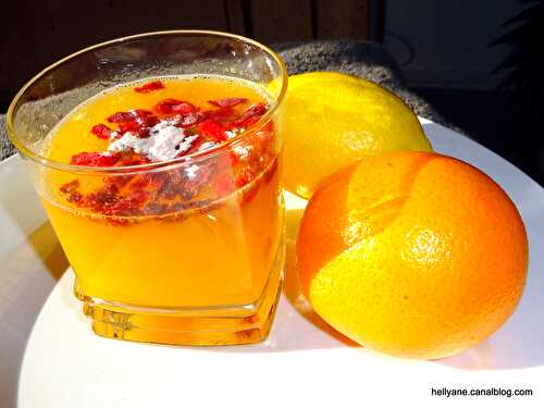 DETOX jus de fruits oranges citrons avec des baies de goji et du thé vert