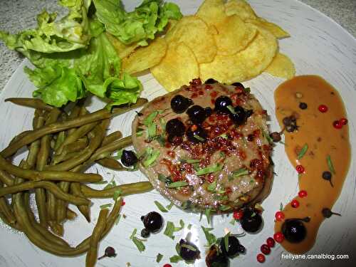 Filet de bœuf au cassis et sauce au poivre.