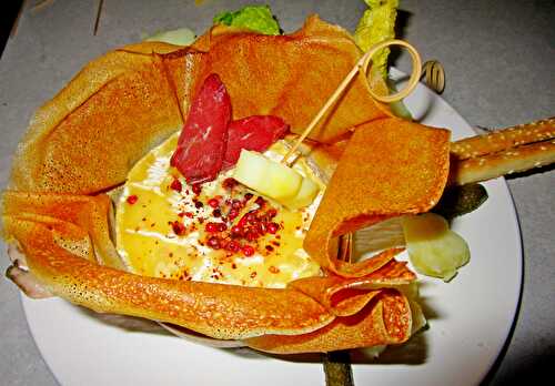 Fleur de brick avec un camembert fondu façon raclette accompagnée de magret de canard et de pommes de terre