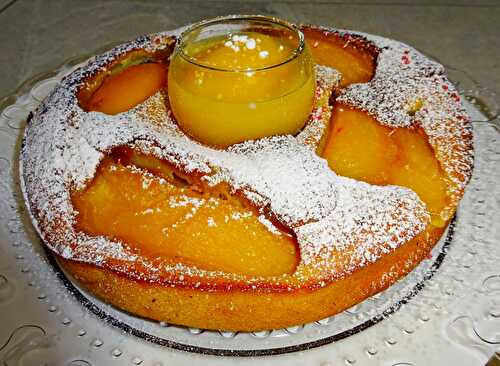 Gâteau à la compote de pommes, à la mangue et au caramel,