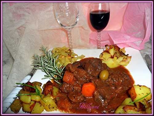 Joue de boeuf et paleron en daube marinade, accompagnés de pommes de terre rissolées et torsadées