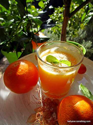 Jus d'oranges / citrons / kumquats + jus de gingembre + poudre de baobab