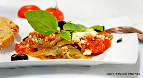 Lamelles d'Aubergines en sauce tomate basilic, huile d'olive, ail noir avec de la tomette de chèvre et du parmesan