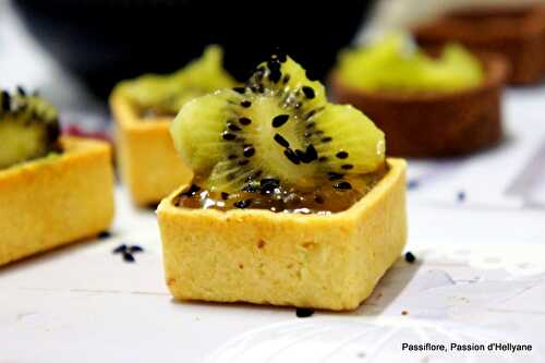 Mini carré (trendy) à la confiture de kiwi+ kiwi, à la poudre de feuilles de moringa avec des graines de nigelle (bienfaits)