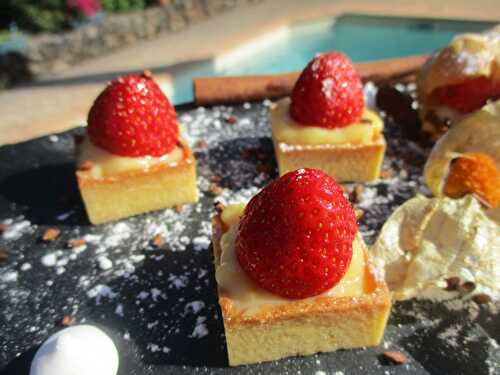 Mini douceurs à la crème pâtissière et aux fraises