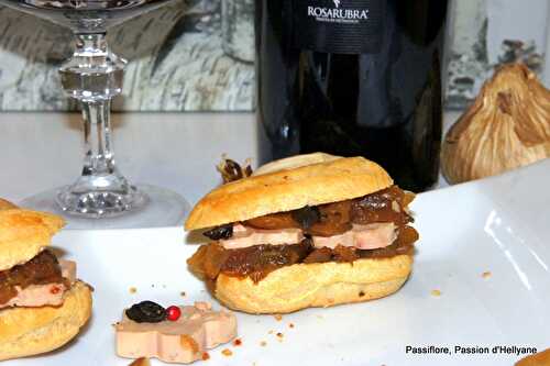 Mini éclair au foie gras confit d'oignons - ail noir