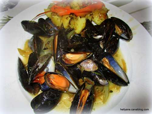 Moules marinières à la bière accompagnées de pommes de terre rissolées